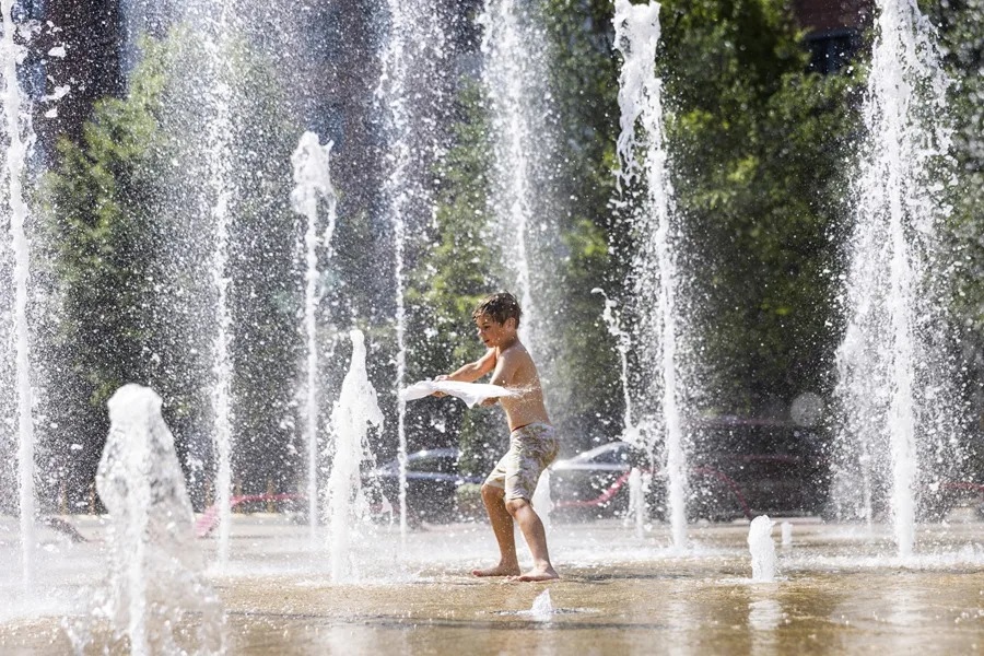 Un niño se refresca en una fuente en Washington, debido al extenuante calor que azota EE. UU.