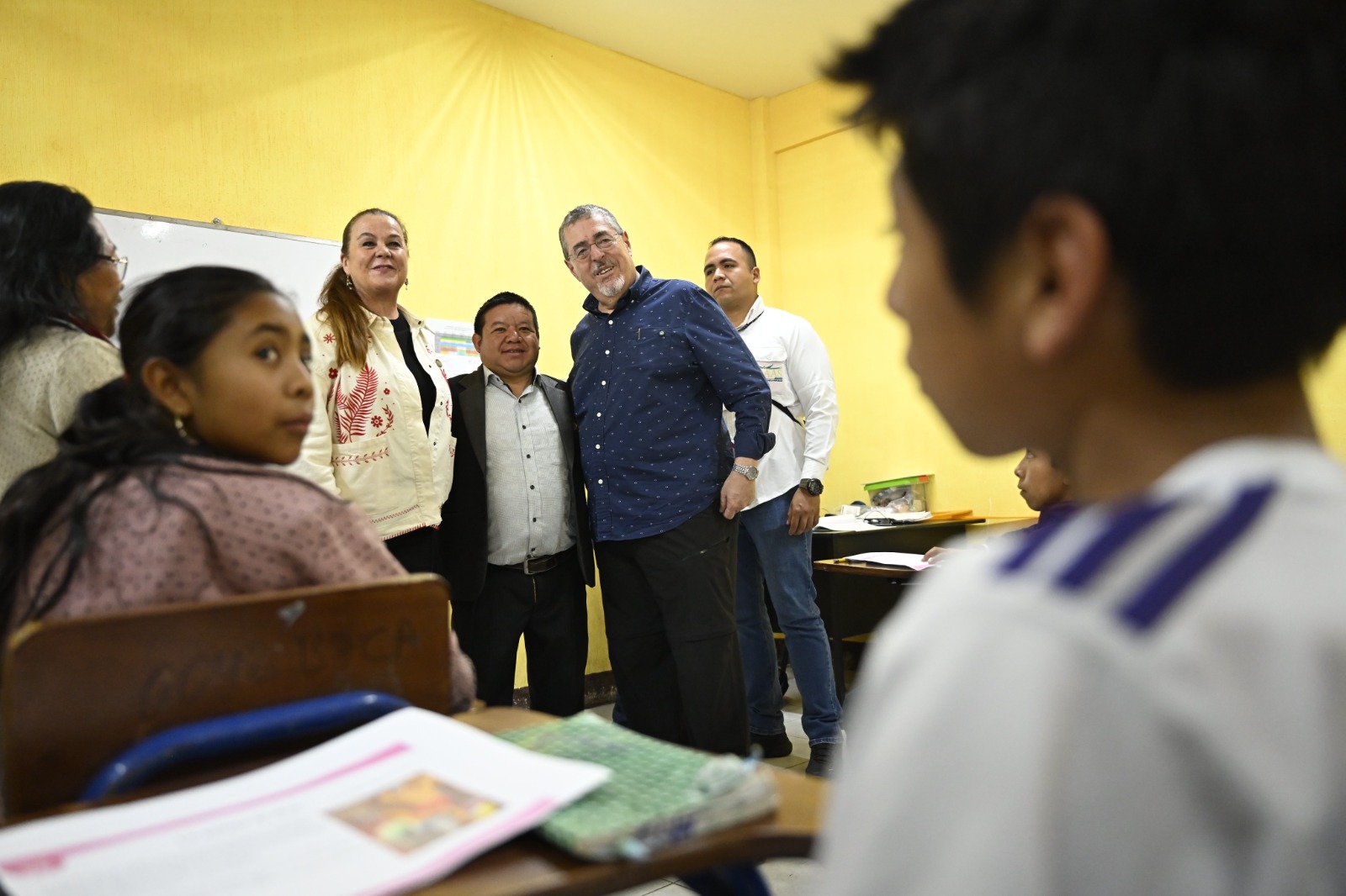 Presidente Bernardo Arévalo y ministra de Educación supervisan atención a estudiantes en Chimaltenango
