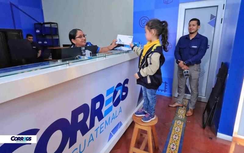 Niños y jóvenes viven la experiencia de enviar cartas por correo. / Foto: CIV.