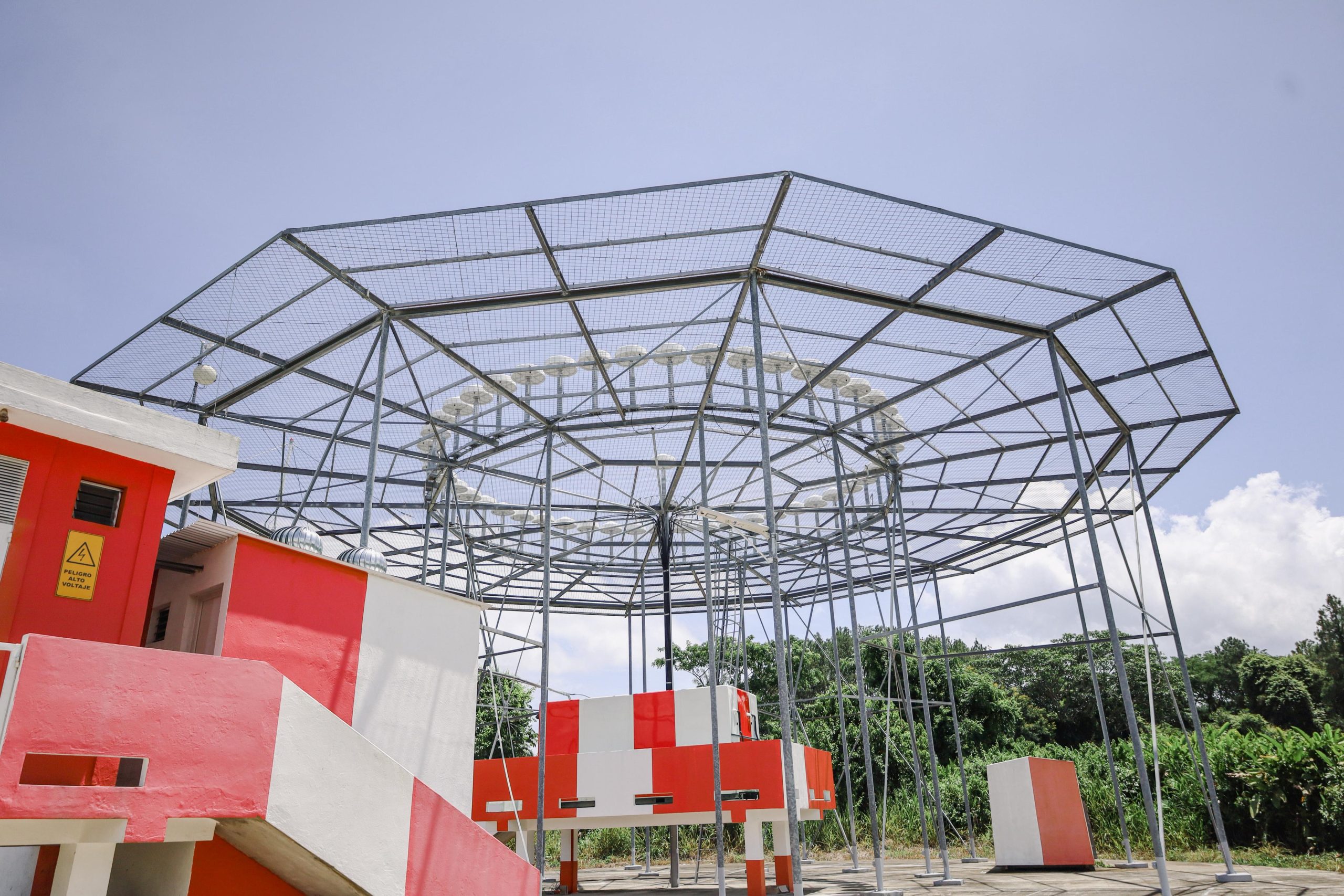 Sistema VOR en el aeródromo de Puerto Barrios. / Foto: DGAC.