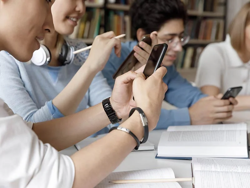 Portugal prohíbe uso de celulares en establecimientos educativos el próximo ciclo escolar