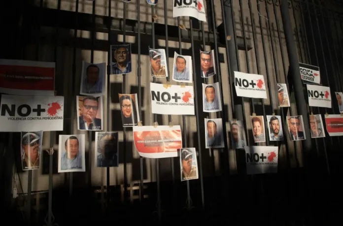 Periodistas mexicanos colocan fotos de colegas muertos por violencia.