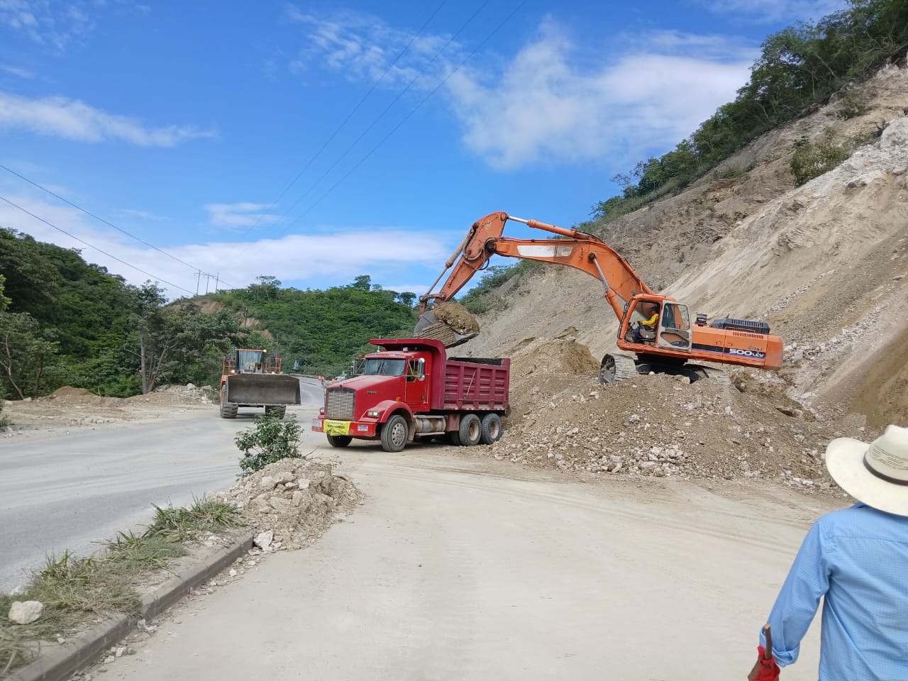 CIV continua trabajos de limpieza en derrumbe del km 61.4. (Foto: CIV)