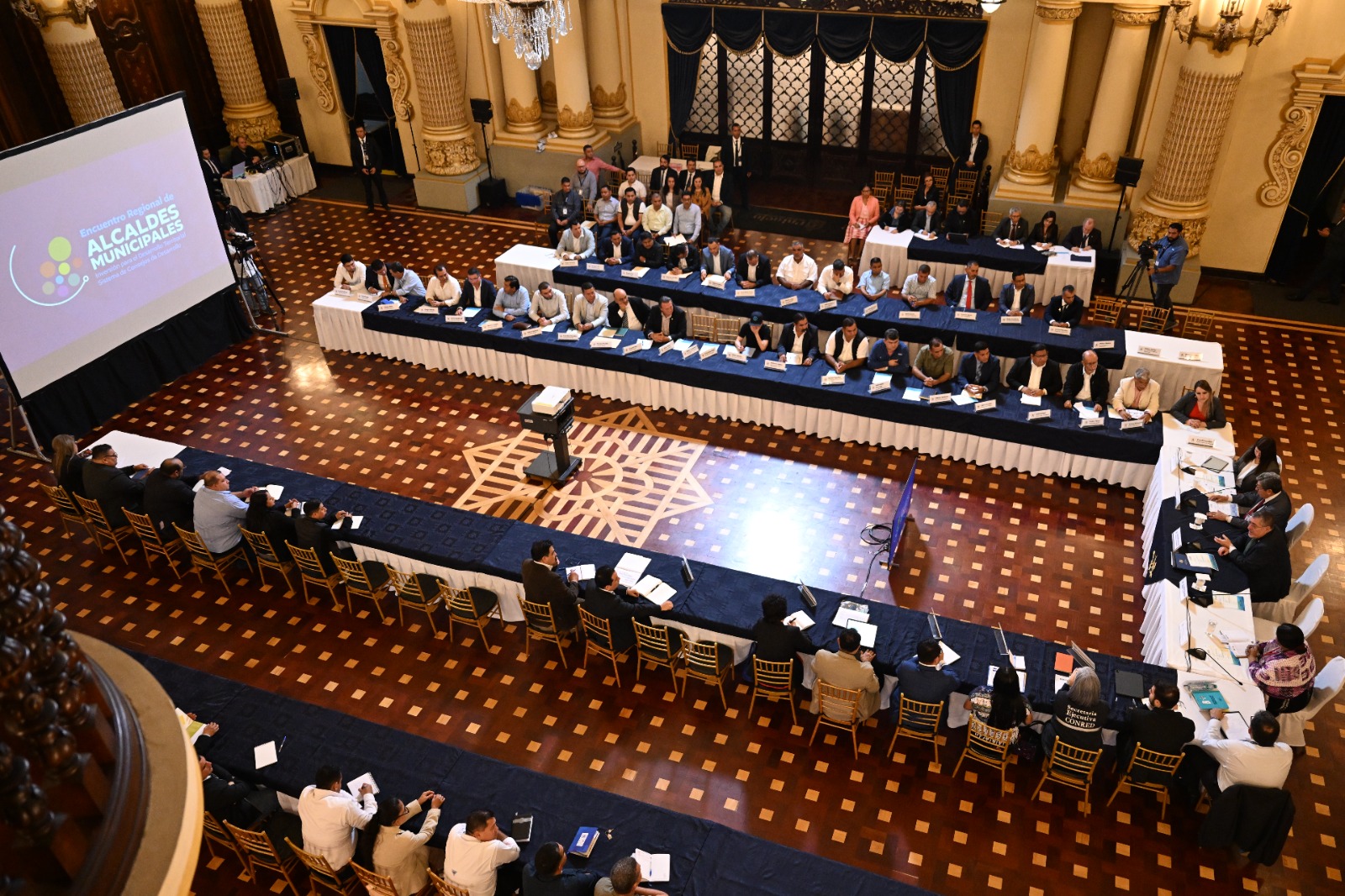 Empezaron las reuniones del Presidente con alcaldes municipales para abordar los proyectos por región. / Foto: Byron de la Cruz.