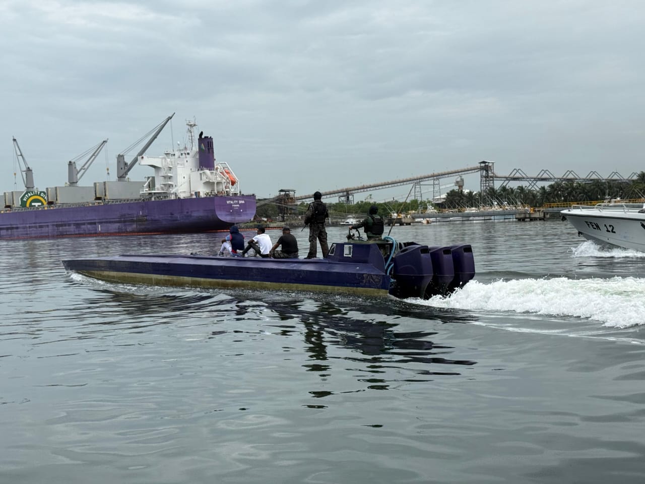 El semisumergible fue detectado a 600 millas náuticas de la costa guatemalteca. / Foto: Ejército