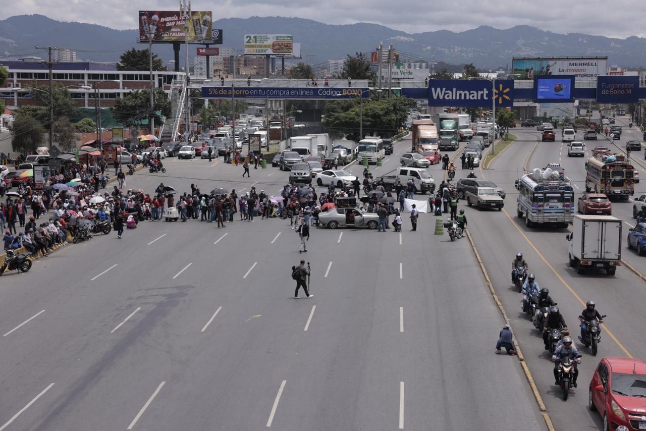PNC establece diálogo con manifestantes del STEG para liberar rutas bloqueadas