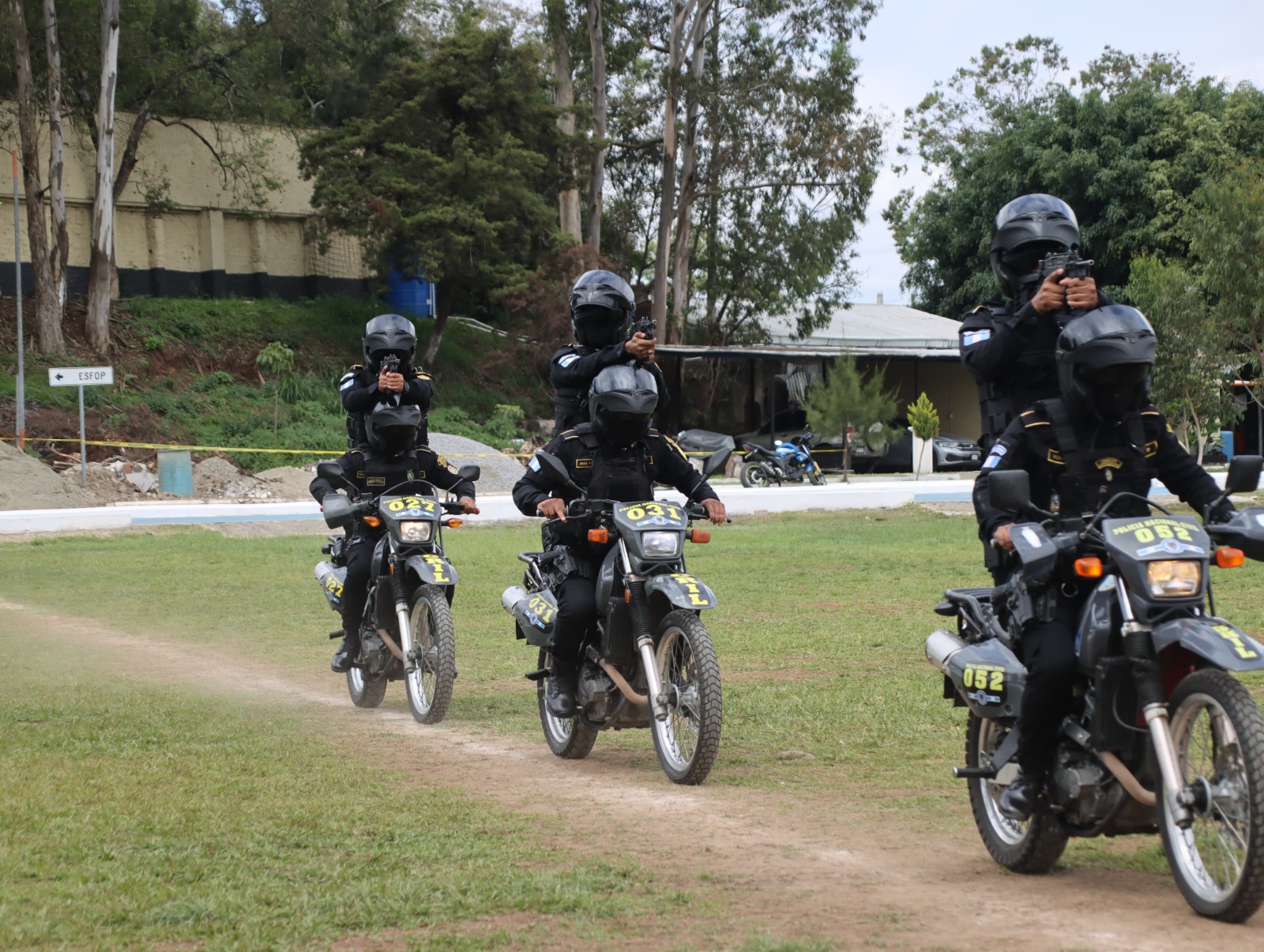 Agentes motorizados de la PNC demostrando sus tácticas. / Foto: PNC.
