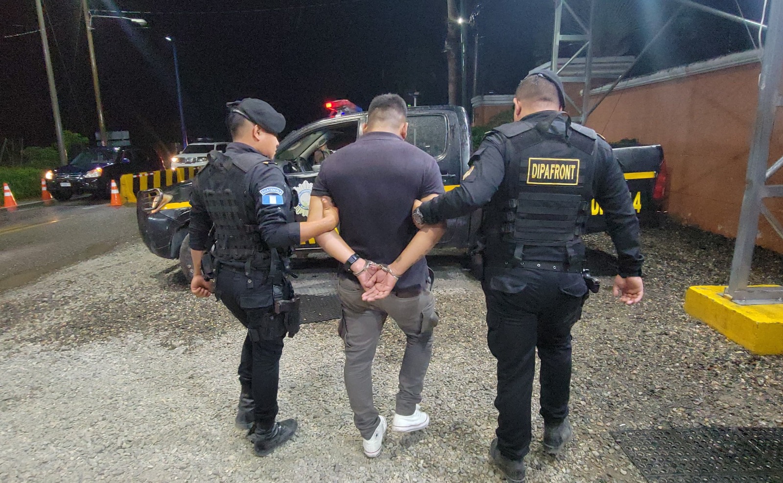 Presunto traficante de personas es detenido con cinco cubanos en su vehículo