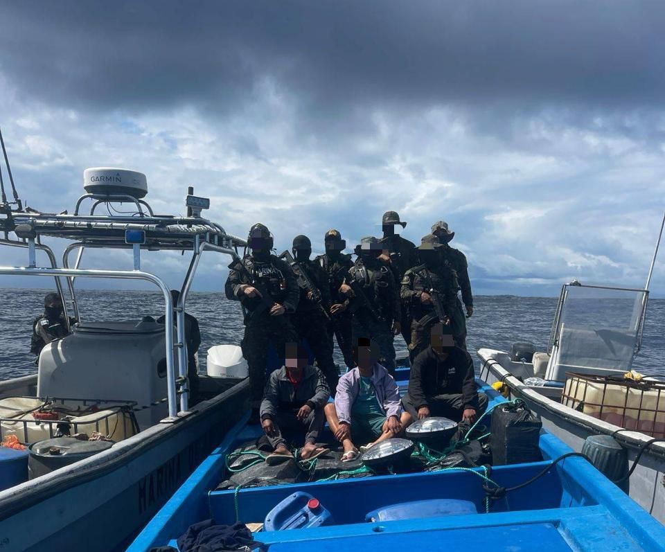 Embarcación interceptada en aguas del Pacífico. / Foto: Ejército de Guatemala.