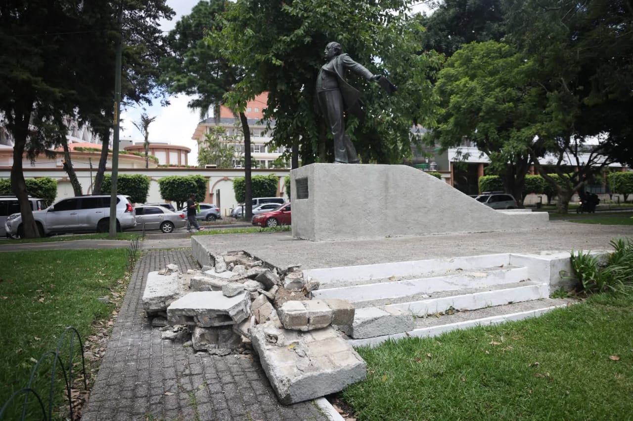 Evalúan daños en el monumento a Miguel Ángel Asturias