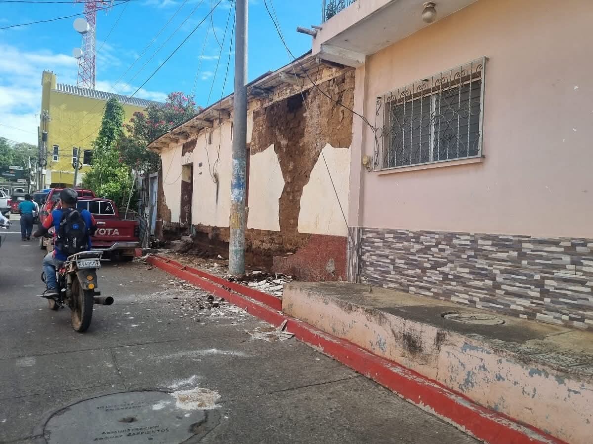 Vivienda con daños por sismos en Jutiapa. / Foto: PNC.