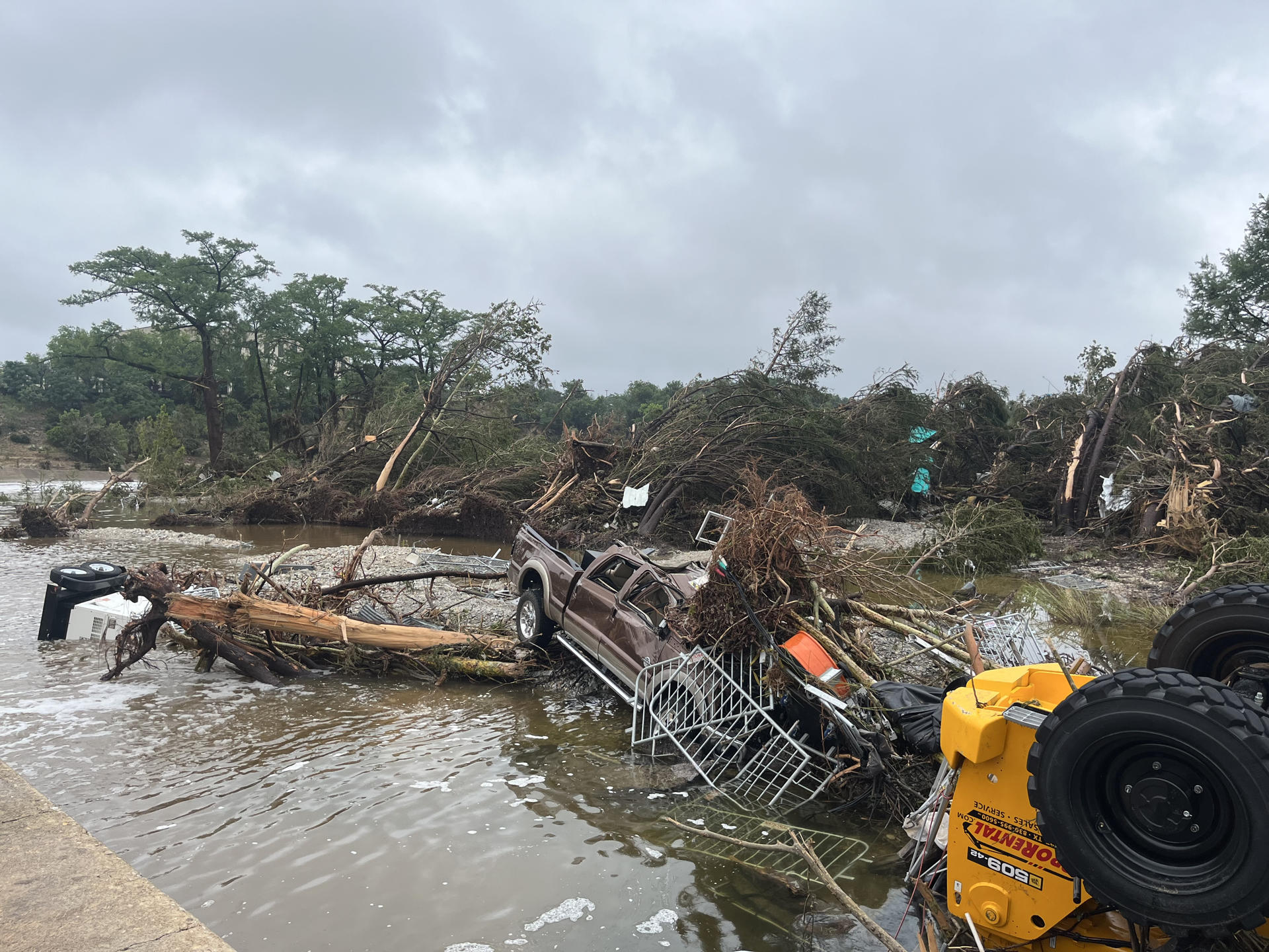 Número de víctimas mortales sube a 52 por inundaciones en Texas, Estados Unidos