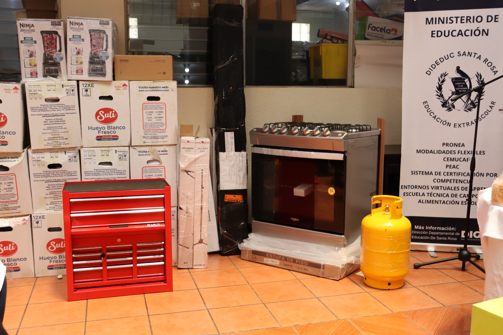 Entregan material didáctico y equipamiento a la Digeex en Santa Rosa