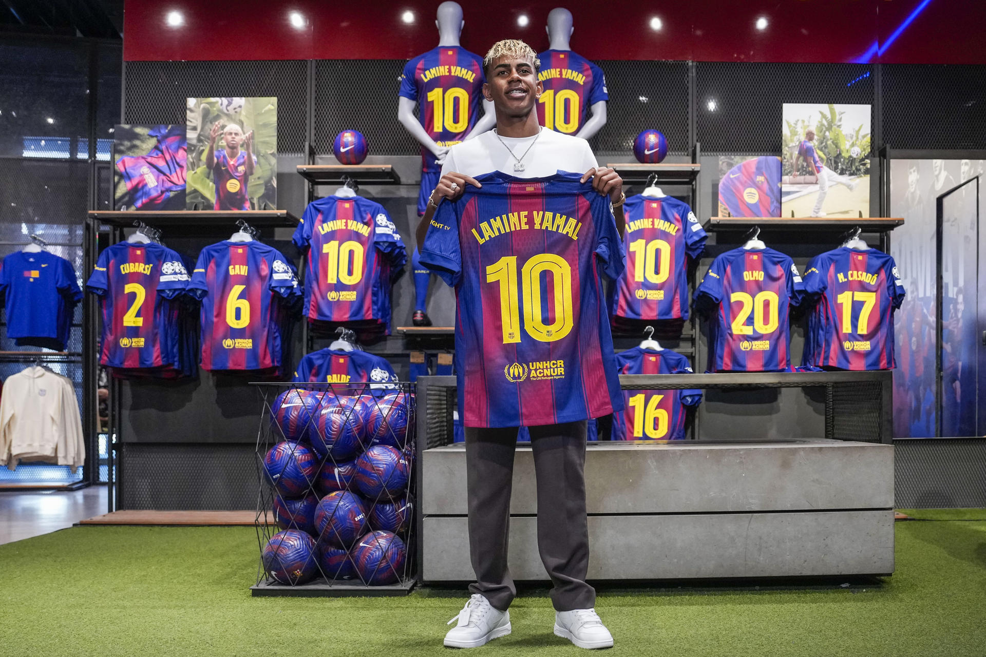 El Barcelona ha anunciado este miércoles que el delantero Lamine Yamal, que el 13 de julio cumplió 18 años y en mayo renovó hasta 2031, lucirá el dorsal '10' a partir del próximo curso.