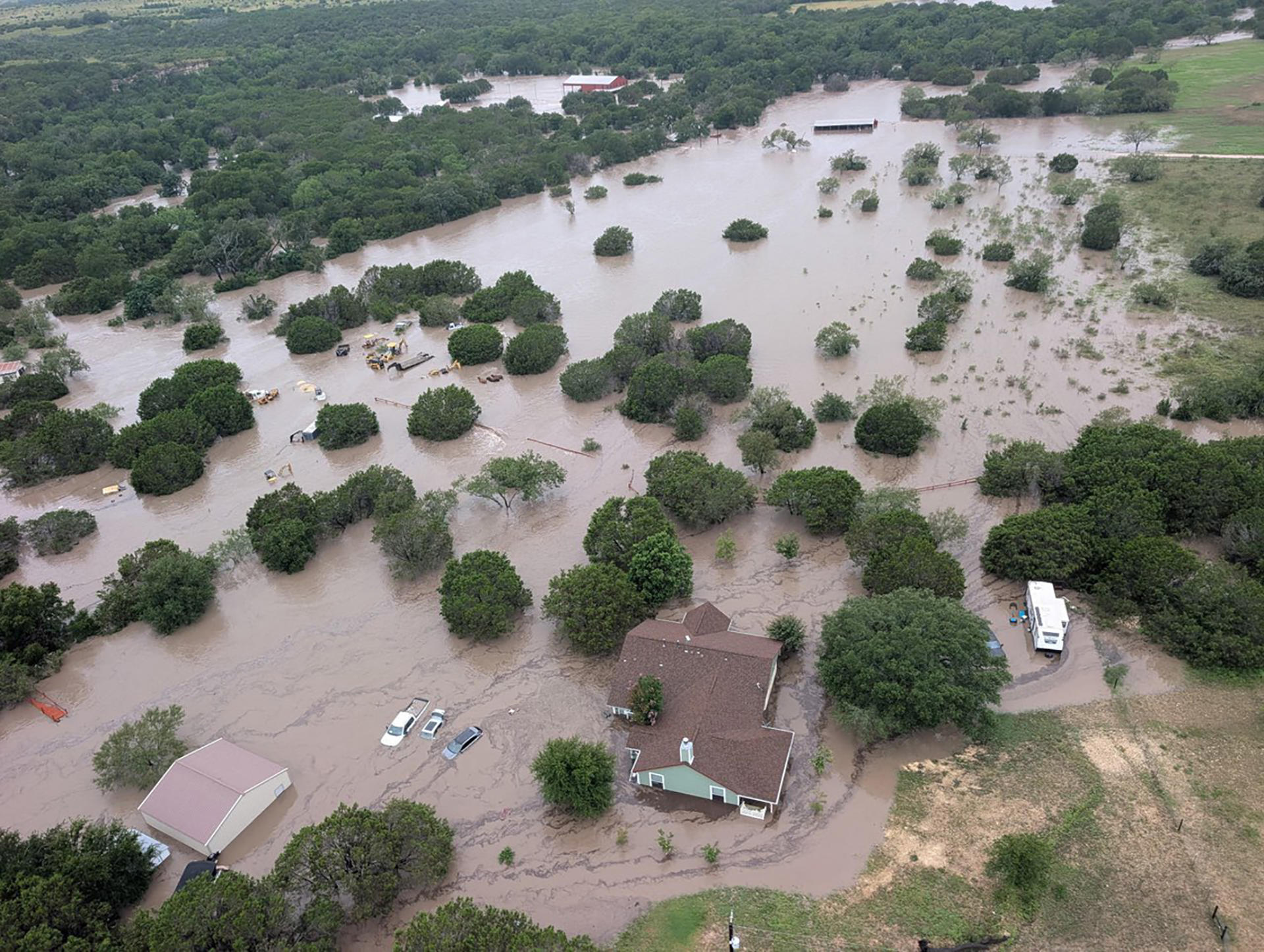 Inundaciones en Texas, EE.UU. provocan devastación y se reportan 43 víctimas mortales