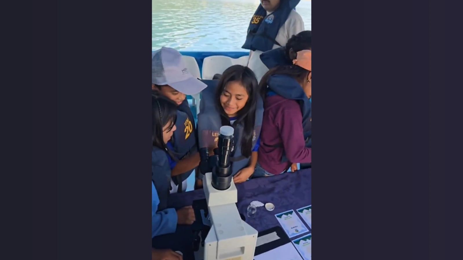 Niños disfrutan y aprenden en la Escuela Flotante Atitlán. / Foto: AMSCLAE.