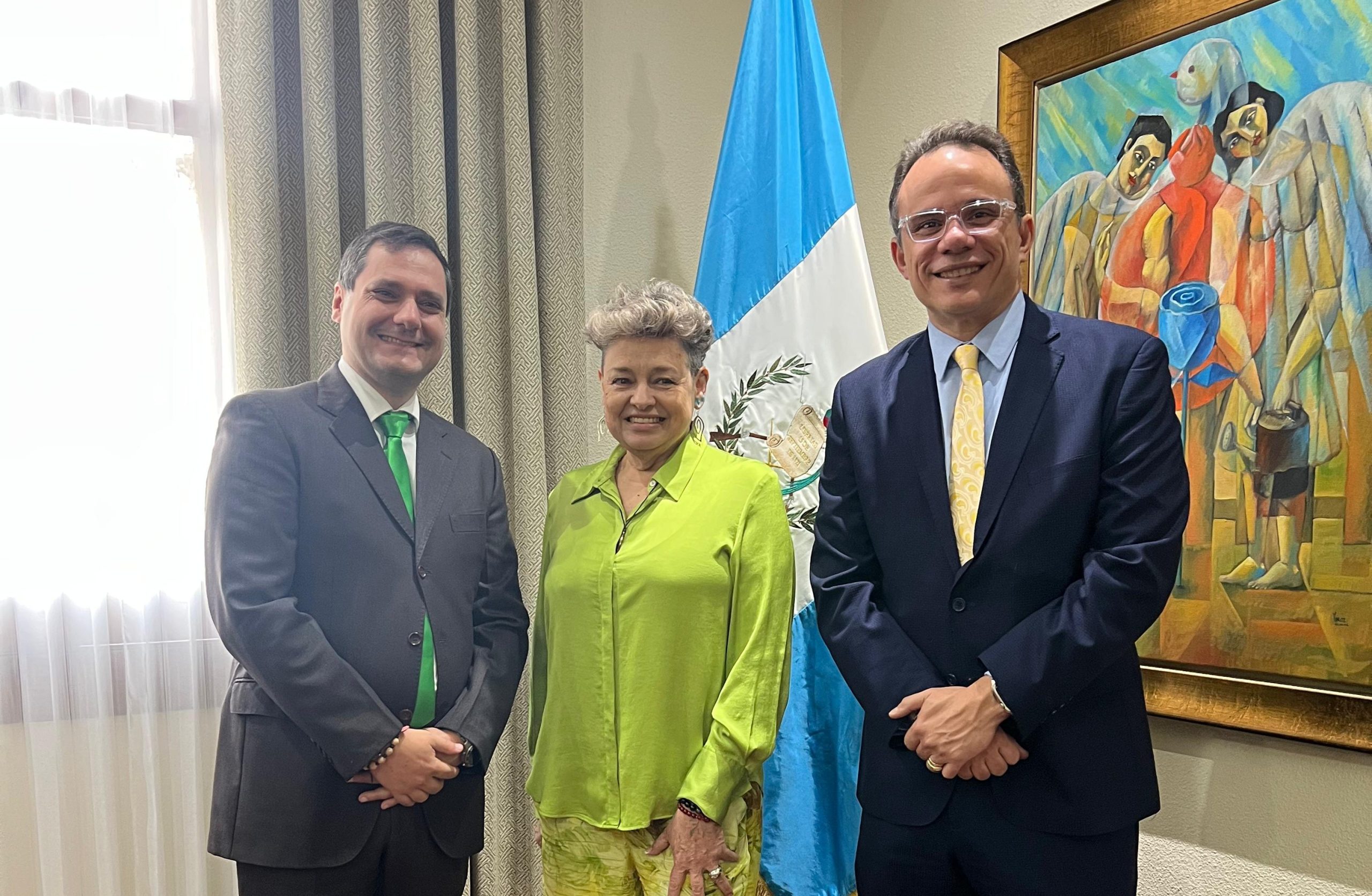 Primera dama de la Nación, Lucrecia Peinado, junto a ambos representantes de Unicef en Guatemala. / Foto: Gobierno de Guatemala.