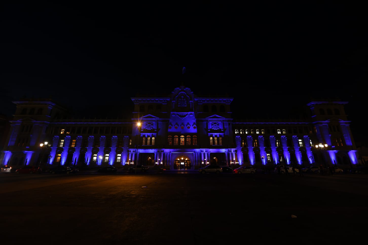 Iluminan de azul el Palacio Nacional de la Cultura. / Foto: Gilber García.