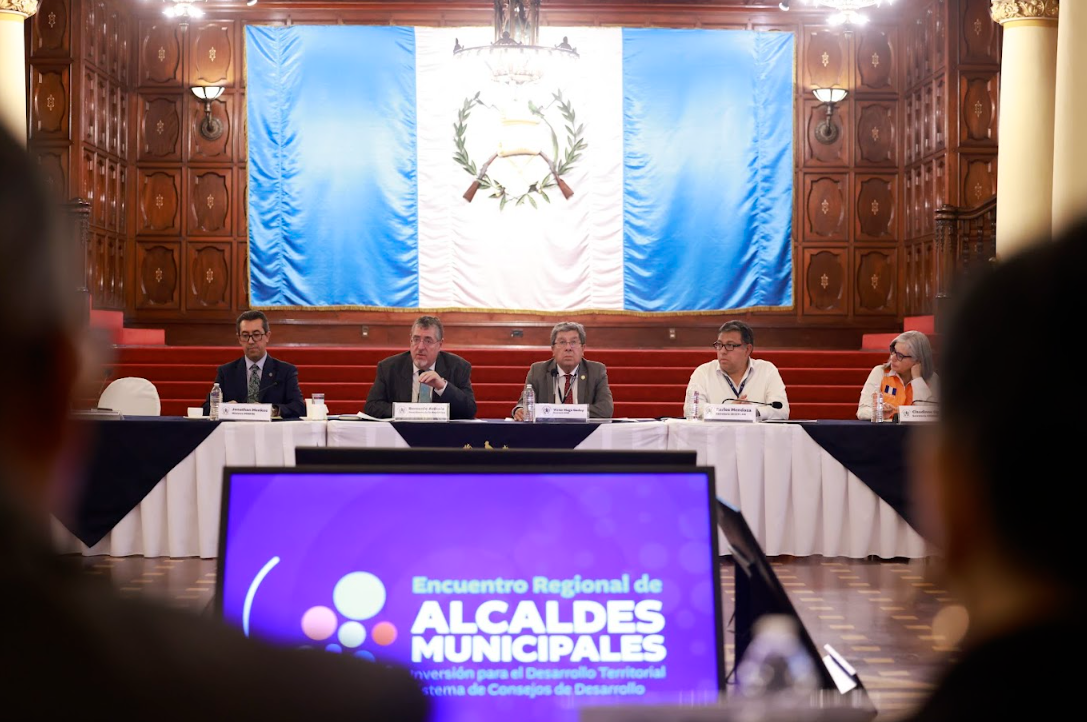 Presidente Bernardo Arévalo se reúne con alcaldes del suroriente. / Foto: Dickéns Zamora.