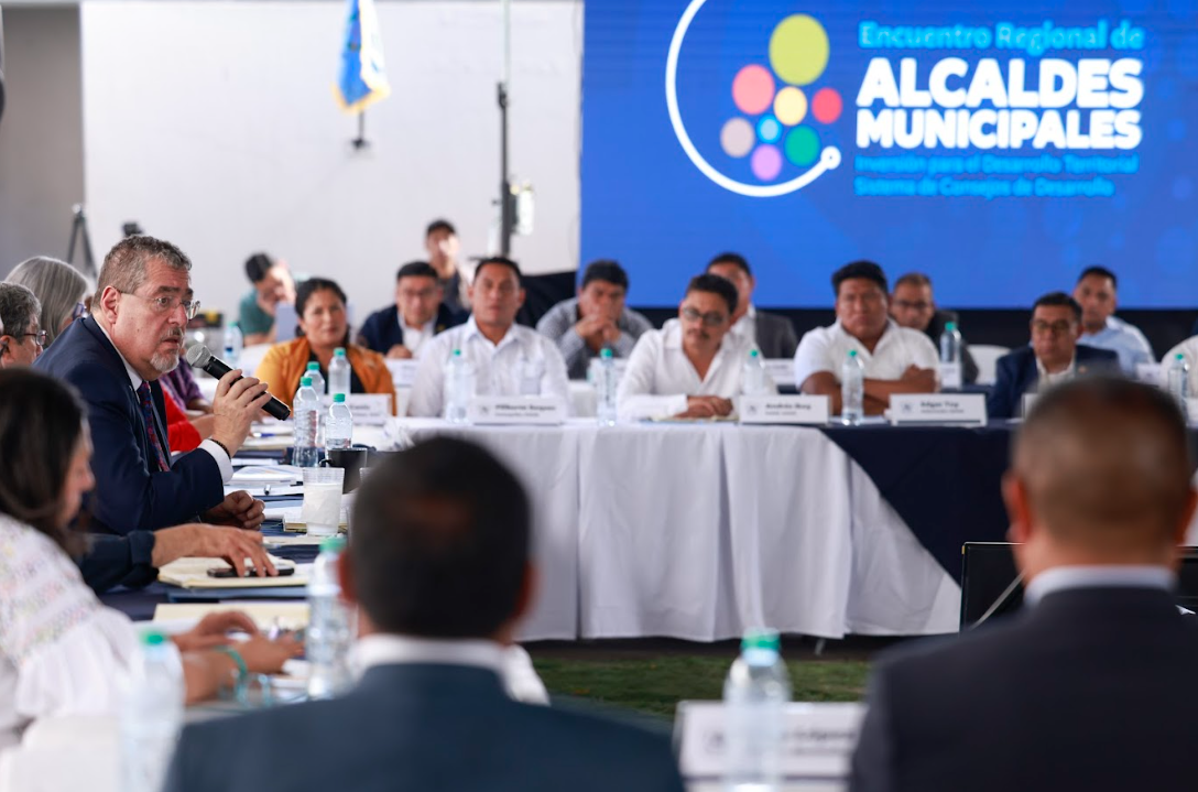 Presidente Bernardo Arévalo en reunión con alcaldes de occidente. / Foto: Dickéns Zamora.