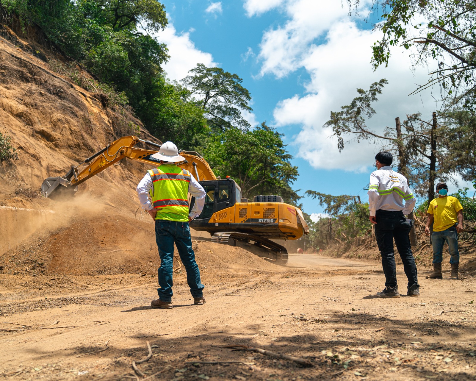 Sigue la limpieza de derrumbes en el acceso a Santa María de Jesús. / Foto: Covial.