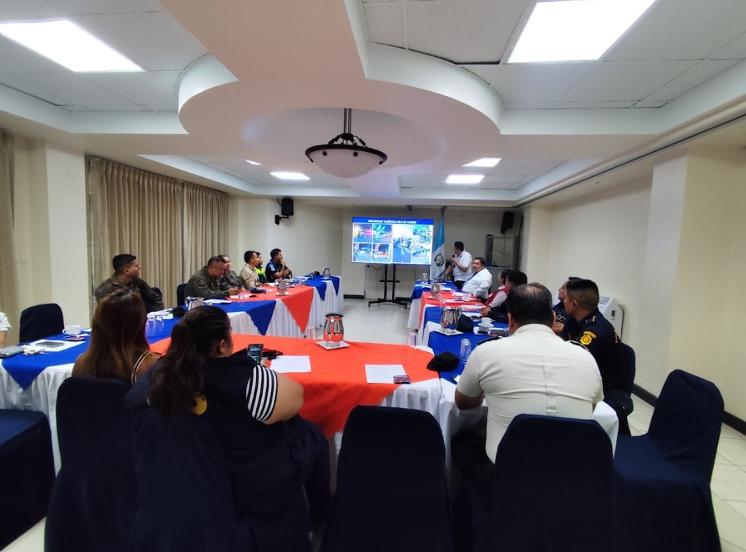 Instituciones reafirman compromiso con la seguridad turística en Flores, Petén