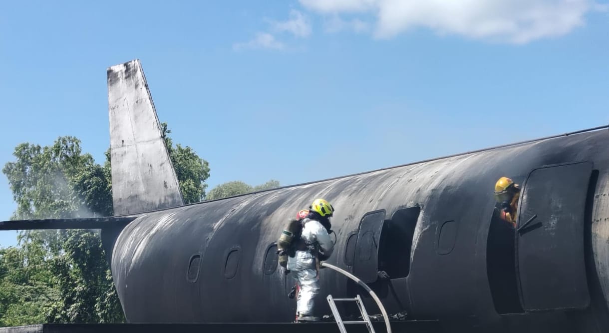 Los bomberos aeronáuticos participaron en capacitación en El Salvador. / Foto: DGAC.