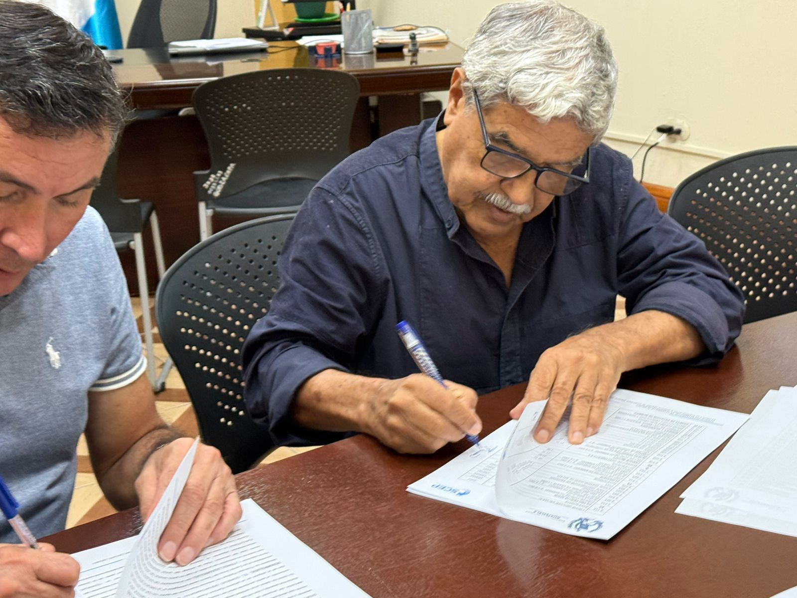 Firman convenios de educación, infraestructura y sistemas de agua potable en Cabañas y Usumatlán, Zacapa