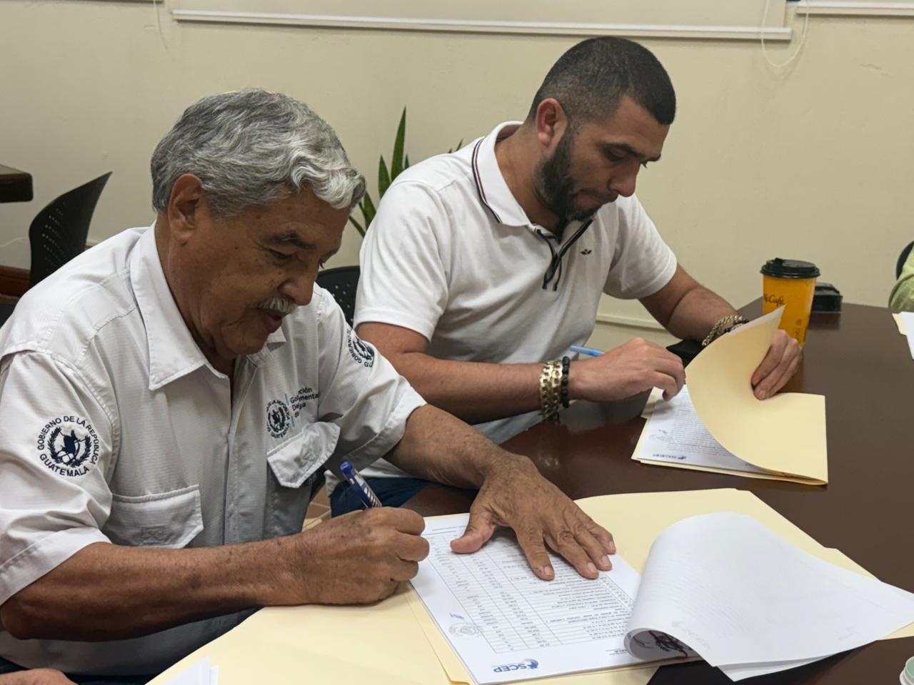 La Unión, Zacapa avanza con la firma de convenios de infraestructura vial y educación
