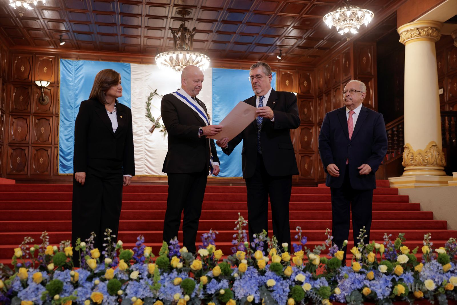 El presidente Bernardo Arévalo otorga la Orden José de Irrizarri en el grado de Gran Cruz al embajador de la Unión Europea en Guatemala por su defensa a la democracia.