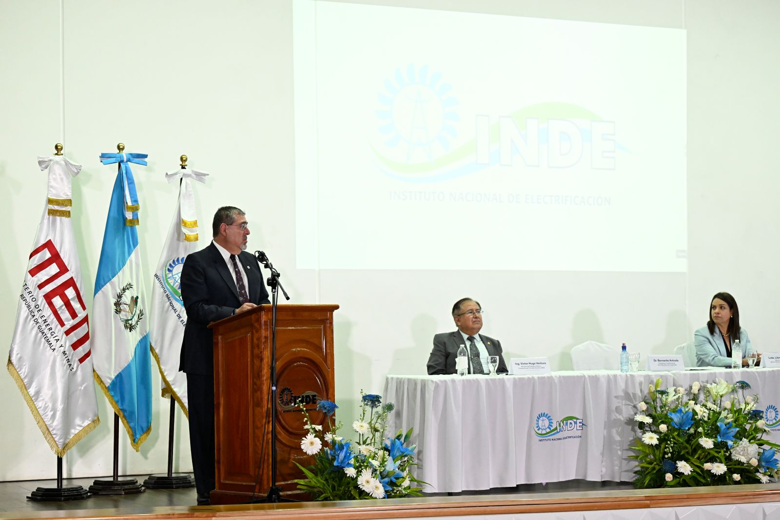 El presidente Bernardo Arévalo ratifica el compromiso del Gobierno de llevar energía eléctrica a 40 hogares del área rural.
