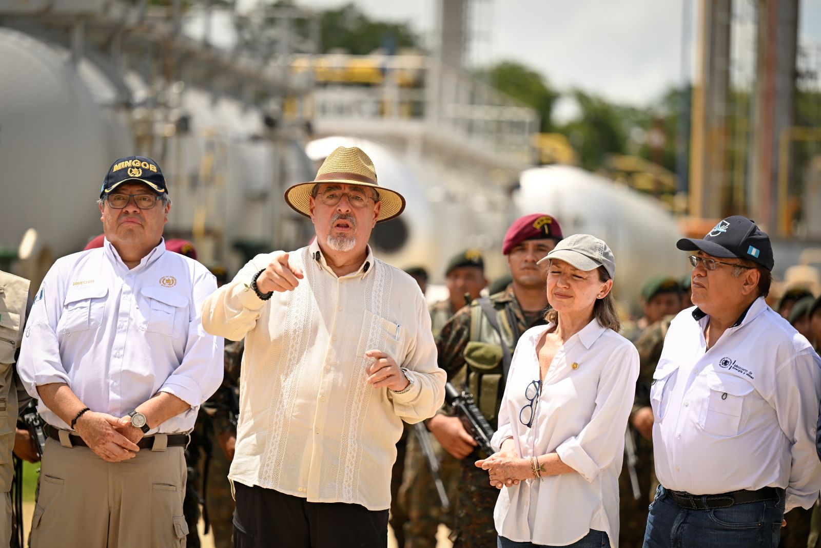 El presidente Bernardo Arévalo supervisa el campo petrolero Xan, en Petén.