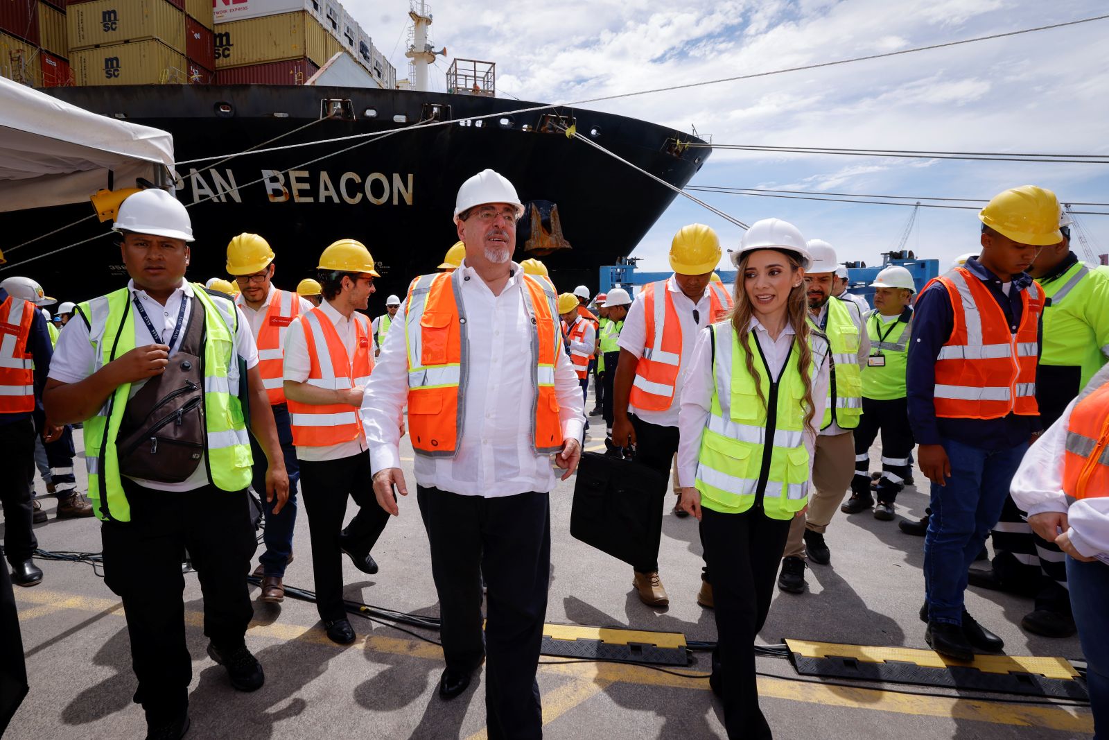 El preidente Bernardo Arévalo, durante el recorrido por las instalaciones de APM términals, en Puerto Quetzal.