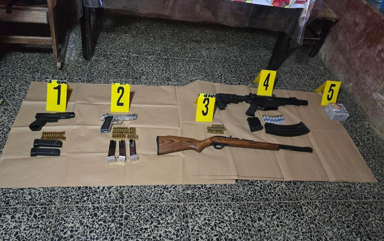 Algunas de las armas decomisadas durante los allanamientos en Zacapa y Chiquimula.