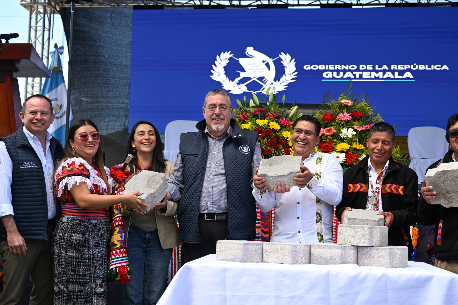Como parte de los avances en el cumplimiento de los compromisos adquiridos, el presidente Bernardo Arévalo entrega adoquines a las autoridades de Santa Lucía Utatlán, Sololá.