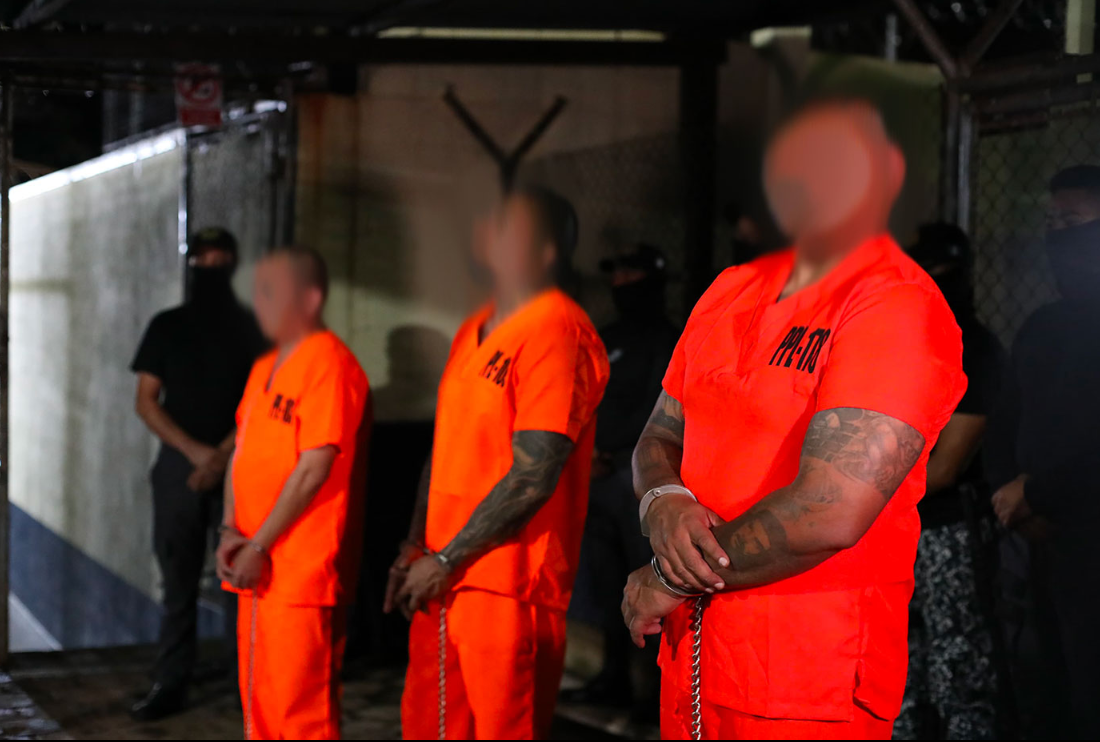 Eri kaq’axexik ri’ are la’ uwach ri nimachak tajin ub’anik rumal ri Wokom K’amal B’e Nimatinamit Iximulew. / Estos traslados forman parte de las estrategias implementadas por el Gobierno de Guatemala. / Foto: Mingob