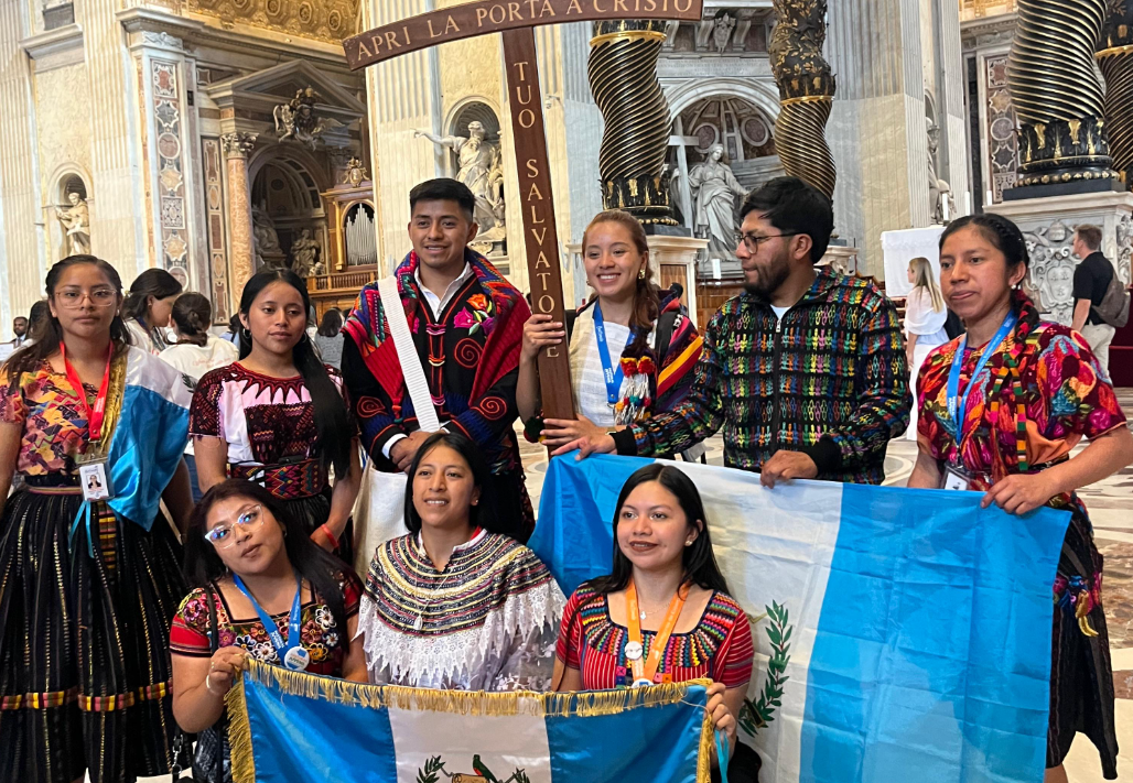 Jóvenes guatemaltecos entregan sombrero de Esquipulas al Papa como símbolo de fe e identidad nacional