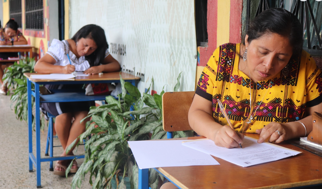 ALMG evalúa nivel de idioma poqomam en maestros de Palín, Escuintla./Foto: ALMG.