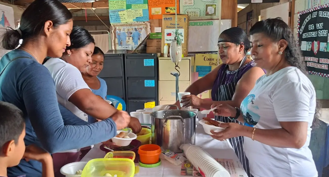 Madres aprenden a preparar alimentos locales para combatir la desnutrición. (Foto: MSPAS)