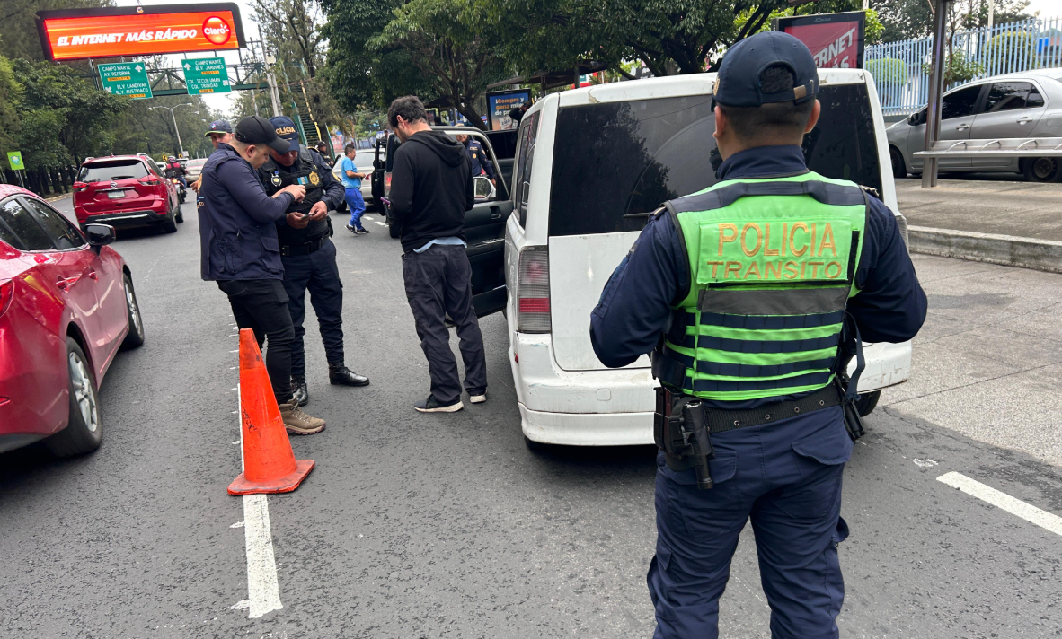 Autoridades desarrollan un operativo enfocado en la identificación de taxistas piratas en varios sectores de la zona 15, incluyendo el bulevar Vista Hermosa I. / Foto: PNC