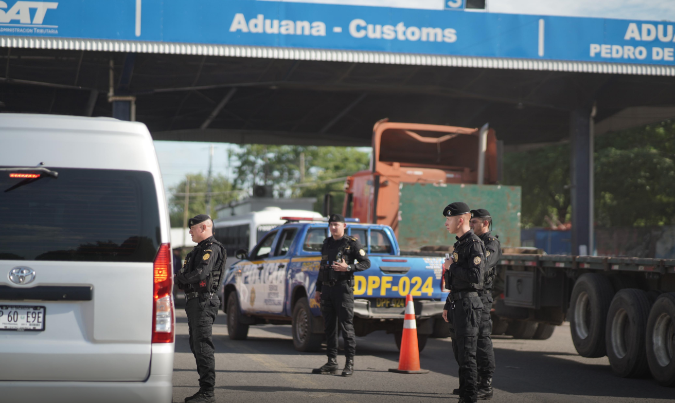 En estos controles de identificación migratoria se verifica que los turistas cumplan con los requisitos legales. / Foto: Mingob.