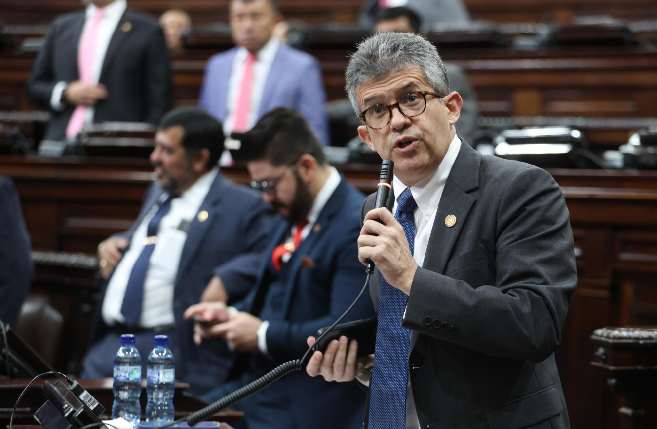 Ministro de Salud, Joaquín Barnoya, en su interpelación. / Foto: Congreso de la República.
