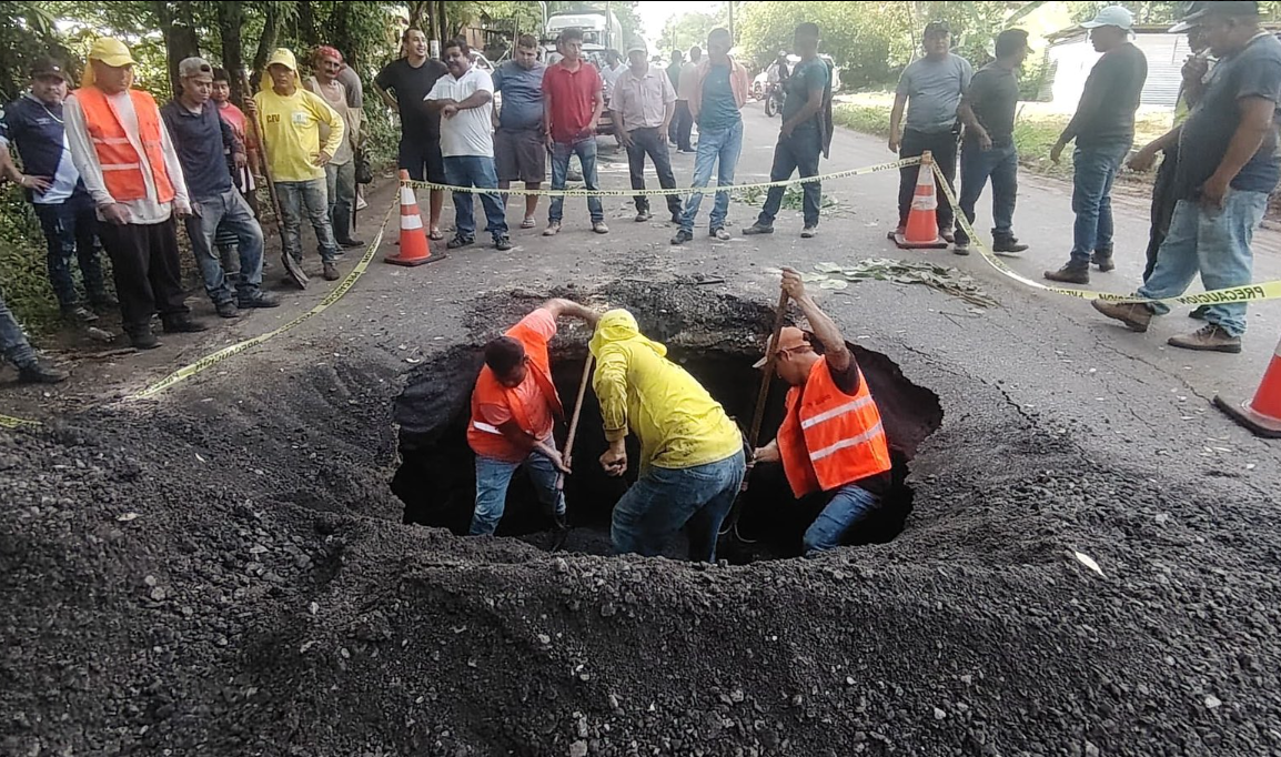 Equipo de Covial atendió emergencia de infraestructura entre Izabal y Petén./Foto: Covial.