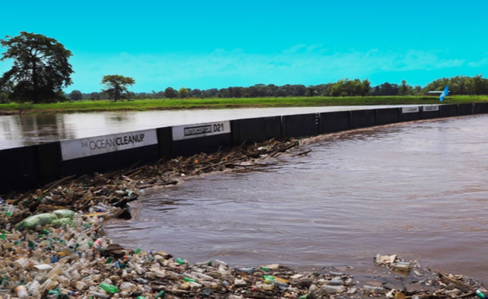 La biobarda facilitada por The Ocean Cleanup ha evitado la llegada masiva de residuos al Caribe./Foto: MARN.