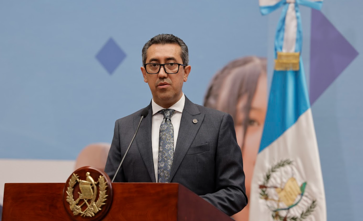 El ministro de Finanzas Públicas, Jonathan Menkos