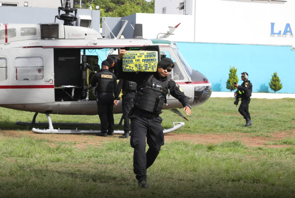 Tras la inspección, las fuerzas antinarcóticas de la PNC, contabilizaron 1,500 paquetes que estaban distribuidos en 50 tulas. / Foto: Mingob