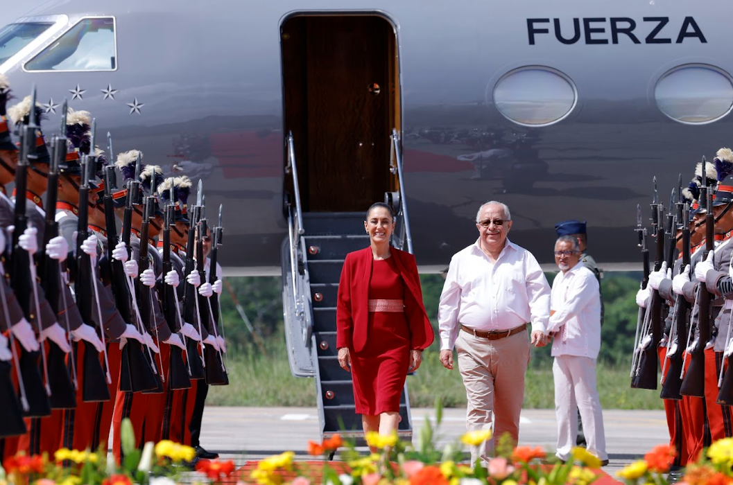 Presidenta de México, Claudia Sheinbaum, aterriza en Guatemala para fortalecer lazos bilaterales