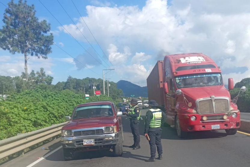 El procedimiento incluye la revisión de toda clase de vehículos que circulan por el sector, así como la identificación de conductores y pasajeros. / Foto: DT-PNC