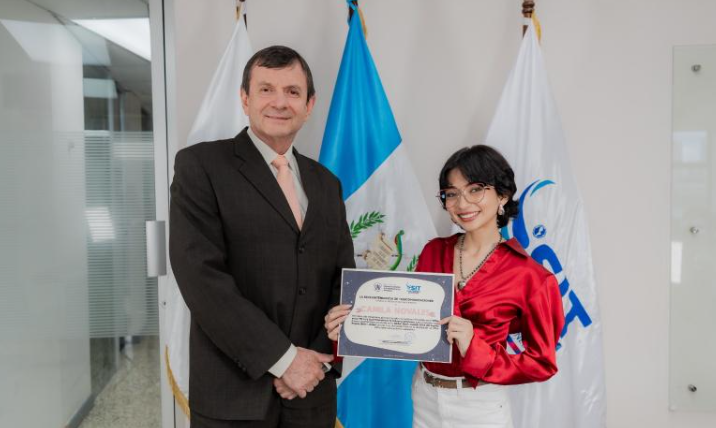 SIT reconoce a Camila Novales por su aporte a la ciencia./Foto: SIT.