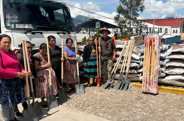 El MAGA entrega bombas de aspersión y juegos de herramientas a campesinos del país. / Foto: MAGA